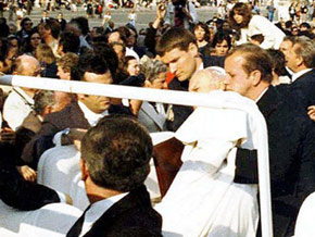 Il Papa colpito